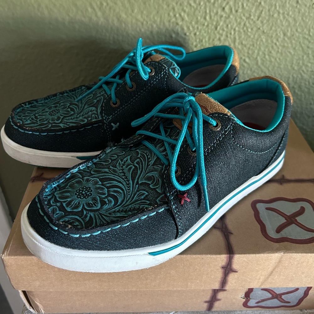 Twisted X kicks